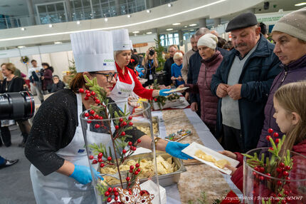 Degustacja pierogów podczas gotowania 