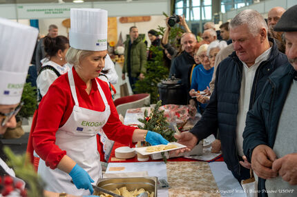 Degustacja pierogów podczas gotowania 